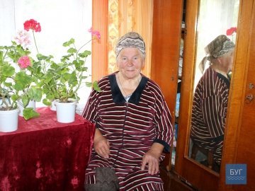 У Нововолинську пенсіонерка на колінах воює з комунальниками