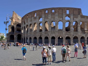 Заборонено гуляти без футболки і пити воду з бюветів: у Римі ввели нові правила  для туристів 