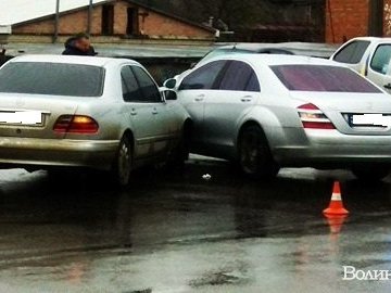 Аварія в Луцьку: не розминулися Mercedes і Mercedes 
