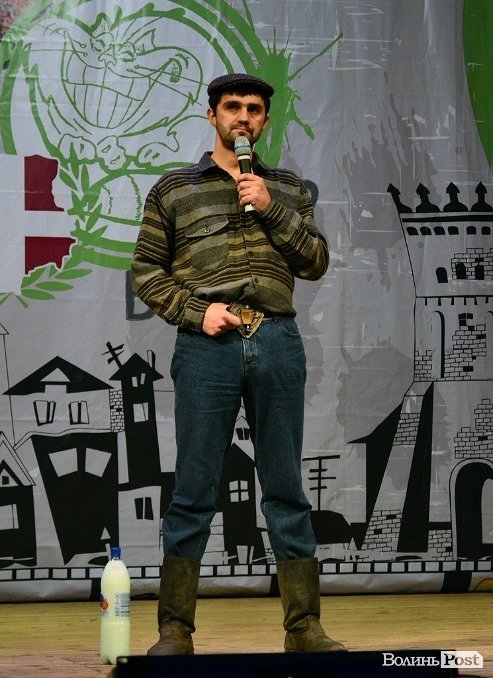 Тарас Стадницький, який представляв «Першу сільську збірну», викликав у публіки захват, щойно вийшовши на сцену. 