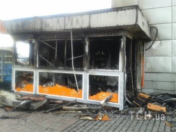 Біля київського вокзалу згорів кіоск. ФОТО. ВІДЕО