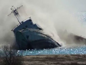 В інтернет потрапило відео, на якому росіяни затоплюють судно в Криму