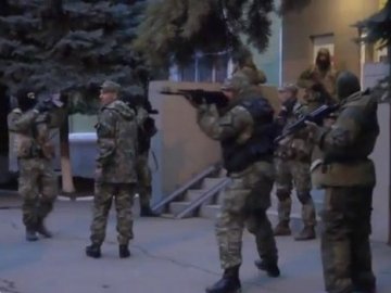 Відео стрілянини «зеленими чоловічками» під міліцією в Краматорську