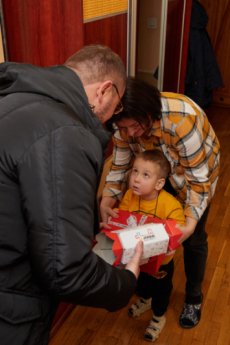 «Миколай пам’ятає про всіх»: у Луцьку волонтери розвозять подарунки діткам з інвалідністю.ФОТО