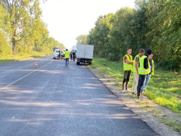 На Львівщині водій авто наїхав на дорожників: один чоловік загинув. ФОТО