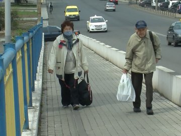 Через відсутність громадського транспорту 82-річний пенсіонер з Луцька 4 години пішки йде до дачі
