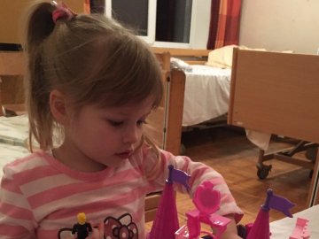 У 3-річної дівчинки з Луцька виявили пухлину в нирці: батьки благають про допомогу