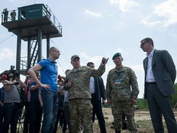 Яценюк обіцяє завершити будівництво «стіни» на кордоні з Росією через три роки