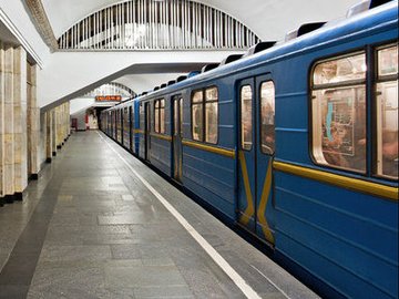 У київському метро загинув екстремал, який намагався прокататися на вагоні