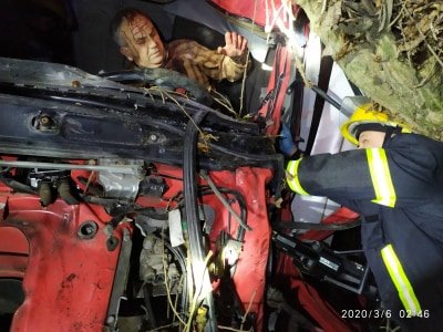 Затисло в кабіні під час аварії: у Луцьку рятувальники «вирізали» водія вантажівки. ФОТО 18+