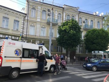 Біля прокуратури у Луцьку збили жінку, яка йшла з двома дітьми і візочком. ФОТО