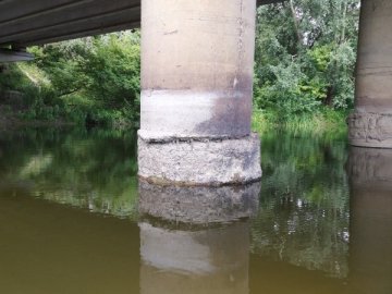 У Луцьку занепокоєні можливим руйнуванням опори мосту. ФОТО