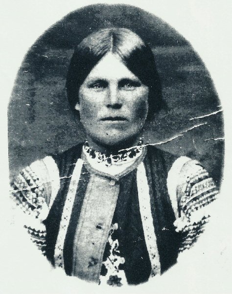 Марія Ладанчук. Фото на паспорт по-волинські. Село Раків Ліс, Камінь- Каширщина, Волинь, 1925 рік.