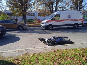 У Луцьку - ДТП: автомобіль збив мотоцикліста