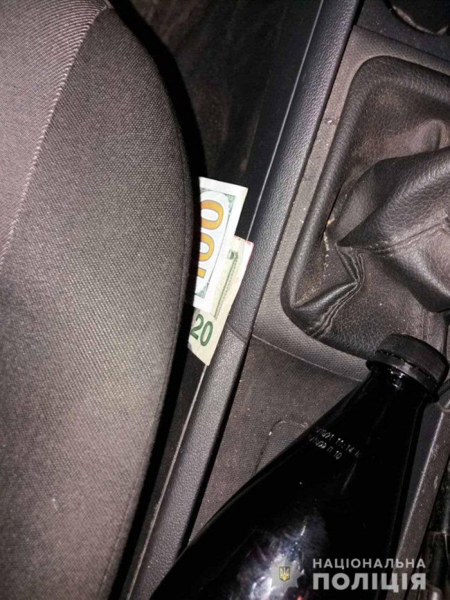 П'яний водій з Волині намагався дати хабар у доларах поліцейським з Рівненщини