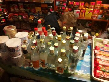 Хмільний «урожай»: у Луцьку за день «зібрали» майже 40 пляшок сурогату