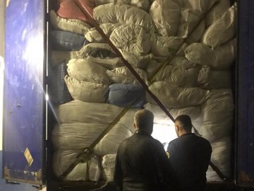 На «Ягодині» у фурі знайшли декілька тонн контрабандного одягу, який видавали за «гуманітарку»