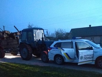 На Волині трактор з дровами «наздогнав» поліцейську машину