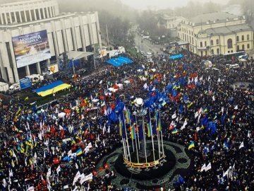Українці вважають, що за Євромайданом стоїть Захід або опозиція, - опитування