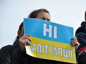 Три парламентські фракції закликають українців вийти на Майдан проти капітуляції