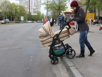 Смуга перешкод: на проспекті у Луцьку просять облаштувати з’їзди з тротуарів для візочків