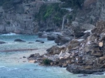 В Італії в море змило 200 трун з останками людей. ВІДЕО