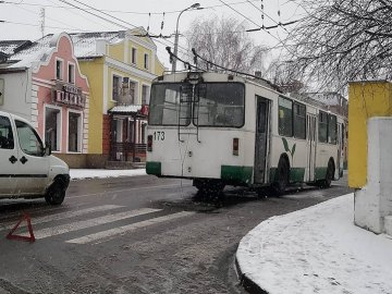 У Луцьку в тролейбус стукнувся легковик. ФОТО