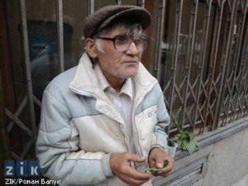 У Львові дідусь грає на звичайних листках з дерев. ФОТО. ВІДЕО