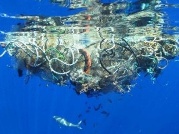 На дні Світового океану лежить 14 мільйонів тонн мікропластику