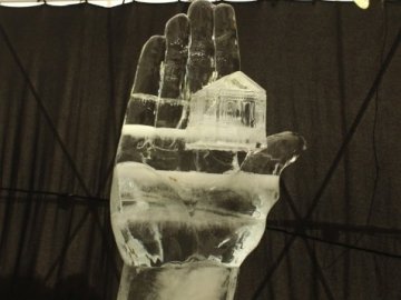 Майстер з Луцька створив льодову скульптуру. ФОТО