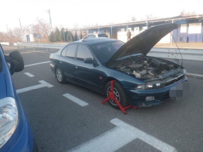 На волинському пункті пропуску виявили крадений автомобіль. ФОТО