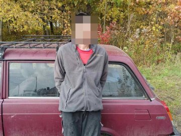 У селі поблизу Луцька затримали чоловіка, який забирав з лісу наркотики 