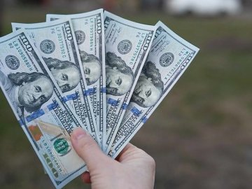 Курс валют у Луцьку станом на 24 січня: скільки коштують долар і євро 