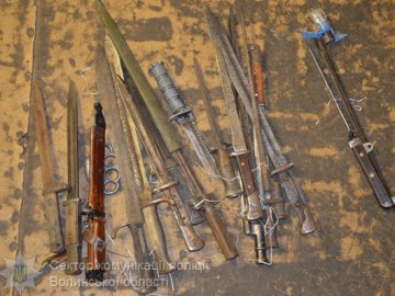 Ножі, пістолети, боєприпаси: як на Волині знищують незаконну зброю