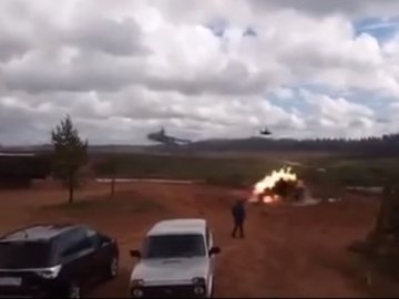 У Росії на навчаннях «Захід-2017»  вертоліт пустив ракети по глядачах