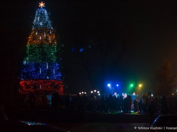 У Нововолинську засяяла головна новорічна ялинка міста. ФОТО