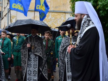 Прапори, пластуни і парасольки: як у Луцьку вшановували пам'ять розстріляних в'язнів. ФОТО