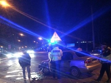 Нічна аварія в Луцьку: водій спробував втекти з місця ДТП. ФОТО