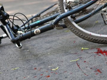 На Волині легковик збив велосипедиста: чоловік у лікарні