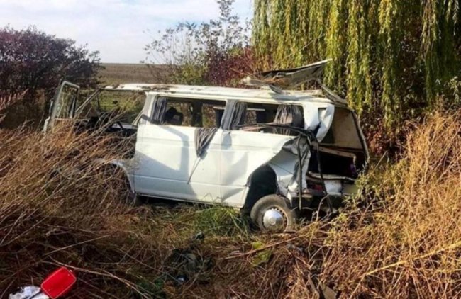 У Чернівецькій області в аварії постраждали 9 осіб, серед них – вагітна. ФОТО