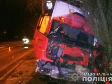 У Луцьку рятувальники «вирізали» водія вантажівки: чоловік, ймовірно, заснув за кермом