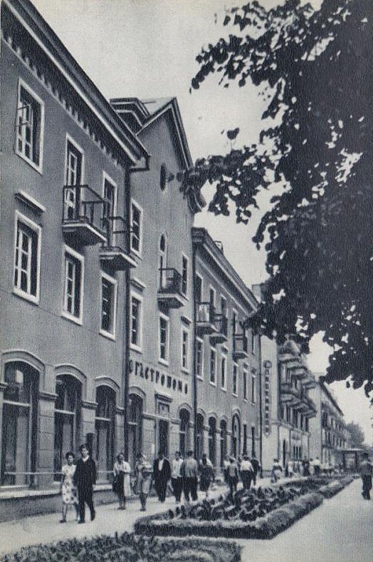 Клумби вздовж вулиці Леніна