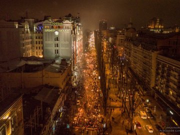 Марш на честь Бандери в Києві з висоти пташиного польоту. ФОТО