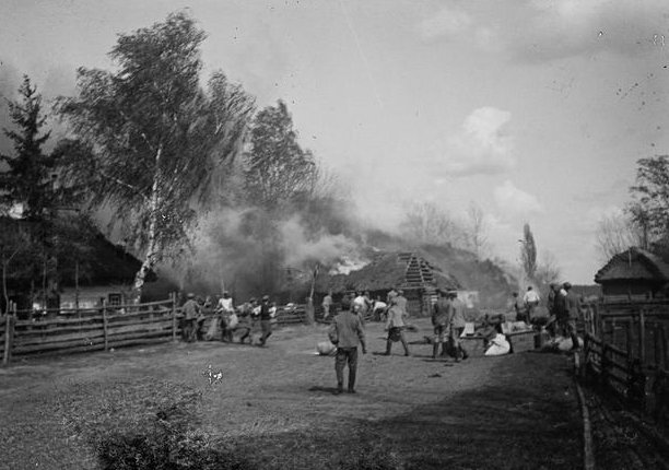 Пожежа в селі на Волині 100 років тому. РЕТРОФОТО