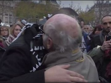 Мусульманин у Парижі вразив перехожих. ВІДЕО