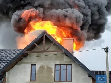 Гасили 4 пожежні автомобілі: внаслідок удару блискавки на Волині загорівся будинок. ВІДЕО