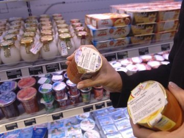 Отрута в магазинах: як у Києві продають прострочені продукти