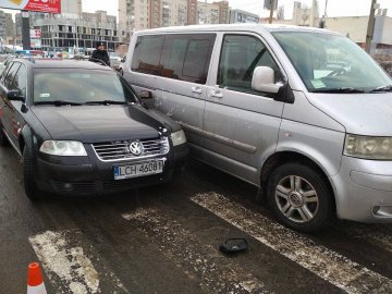 Не зрозумів, що зима: у Луцьку водій на «літній гумі» вчинив аварію. ФОТО