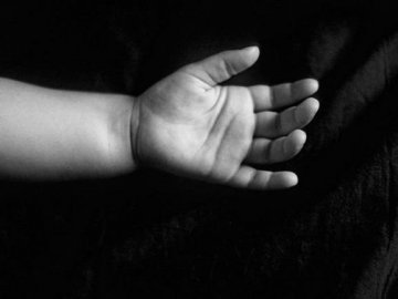 Немовля, яке жінка на Рівненщині поклала у морозильну камеру, народилося живим