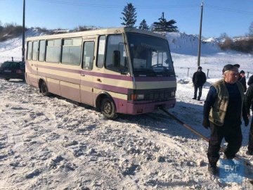 На автостанції у Володимирі у заметі застряг автобус з пасажирами